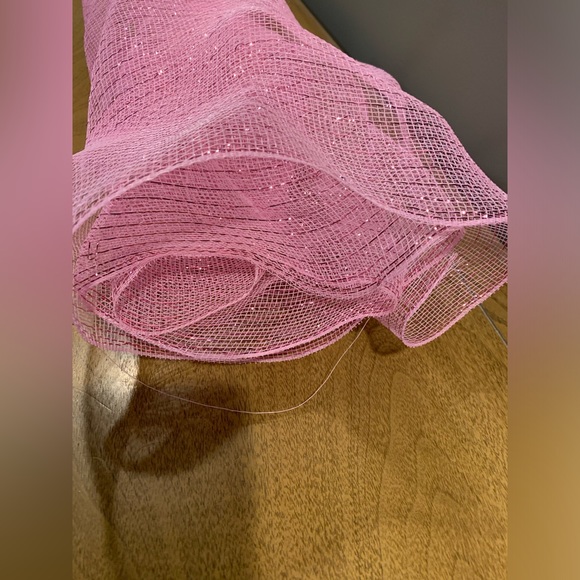 Pink Deco Mesh w/ Metallic Wire,Like New, 20”W by 55” L loose measurement - Picture 7 of 9
